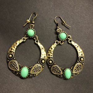 Vintage-looking hanging earrings!